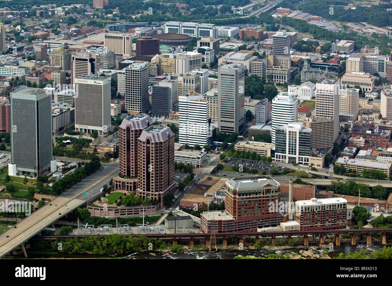 Luftaufnahme über der Innenstadt von Richmond Virginia Stockfoto