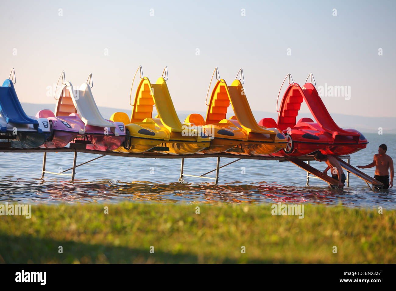 Fun-Mietboot am Plattensee im Sommer Sonnenuntergang, Ungarn Stockfoto