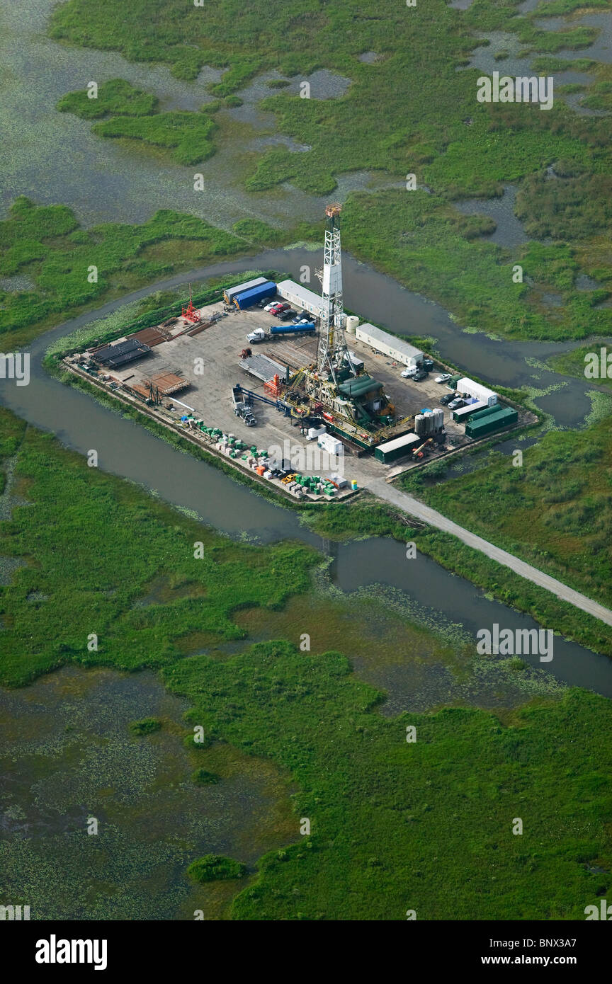 Luftaufnahme über Öl und Gas Extraktion oberen Gulf Coast Feuchtgebiete Texas Stockfoto