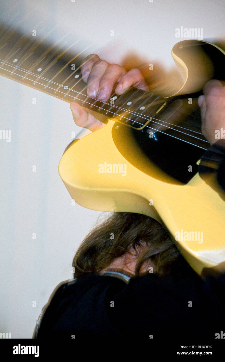 Lee Wharton-Lead-Gitarrist der nach Stunden Blues Band der Gitarre hinter dem Kopf während der Dundee Blues Bonanza, UK Stockfoto