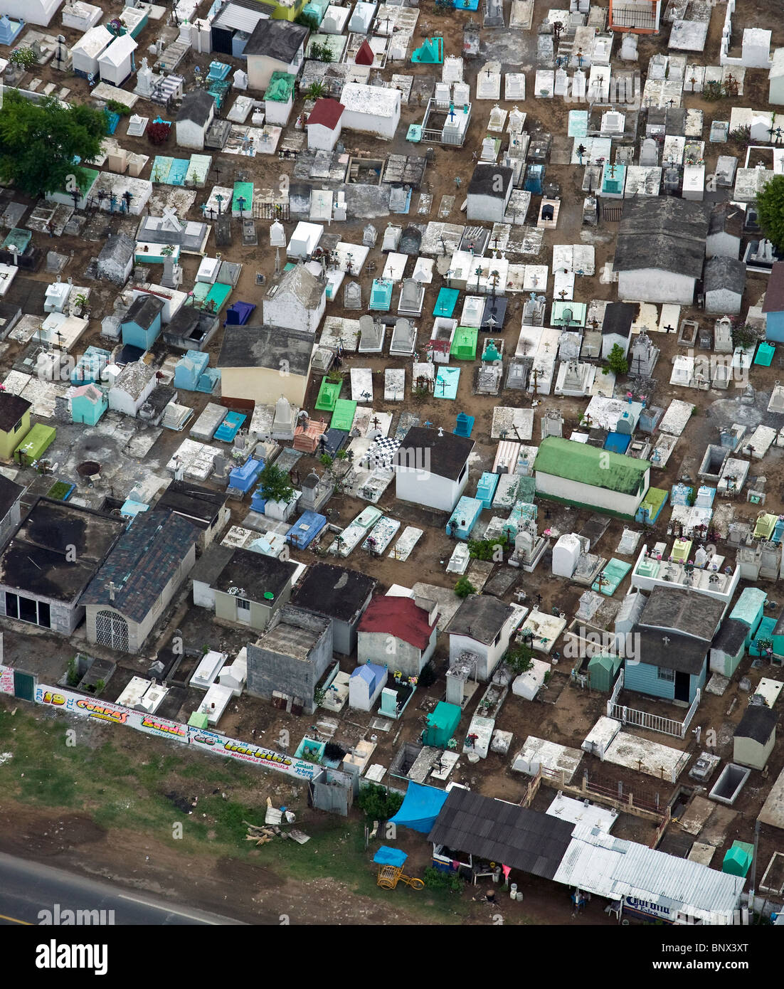 Luftaufnahme über ländlichen mexikanischen Friedhof Stockfoto