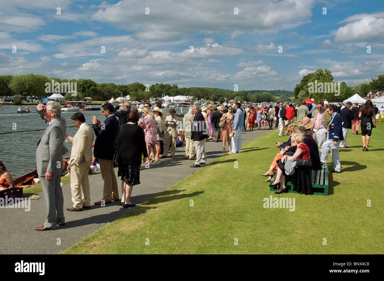 Menschen an der Henley Royal Regatta Oxfordshire in England Stockfoto