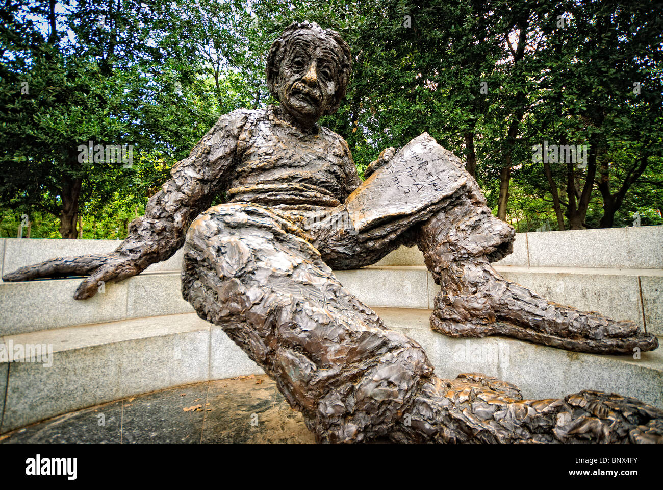 Albert Einstein Memorial Statue Washington DC // WASHINGTON DC – die Albert Einstein Memorial Statue befindet sich auf dem Gelände der National Academy of Sciences neben der National Mall. Die 12 Fuß hohe Bronzeskulptur von Robert Berks wurde 1979 anlässlich des hundertjährigen Geburtstages Einsteins enthüllt. Die Gedenkstätte zeigt Einstein, der Schriften mit mathematischen Gleichungen hält, die seine bedeutendsten wissenschaftlichen Beiträge repräsentieren. Stockfoto