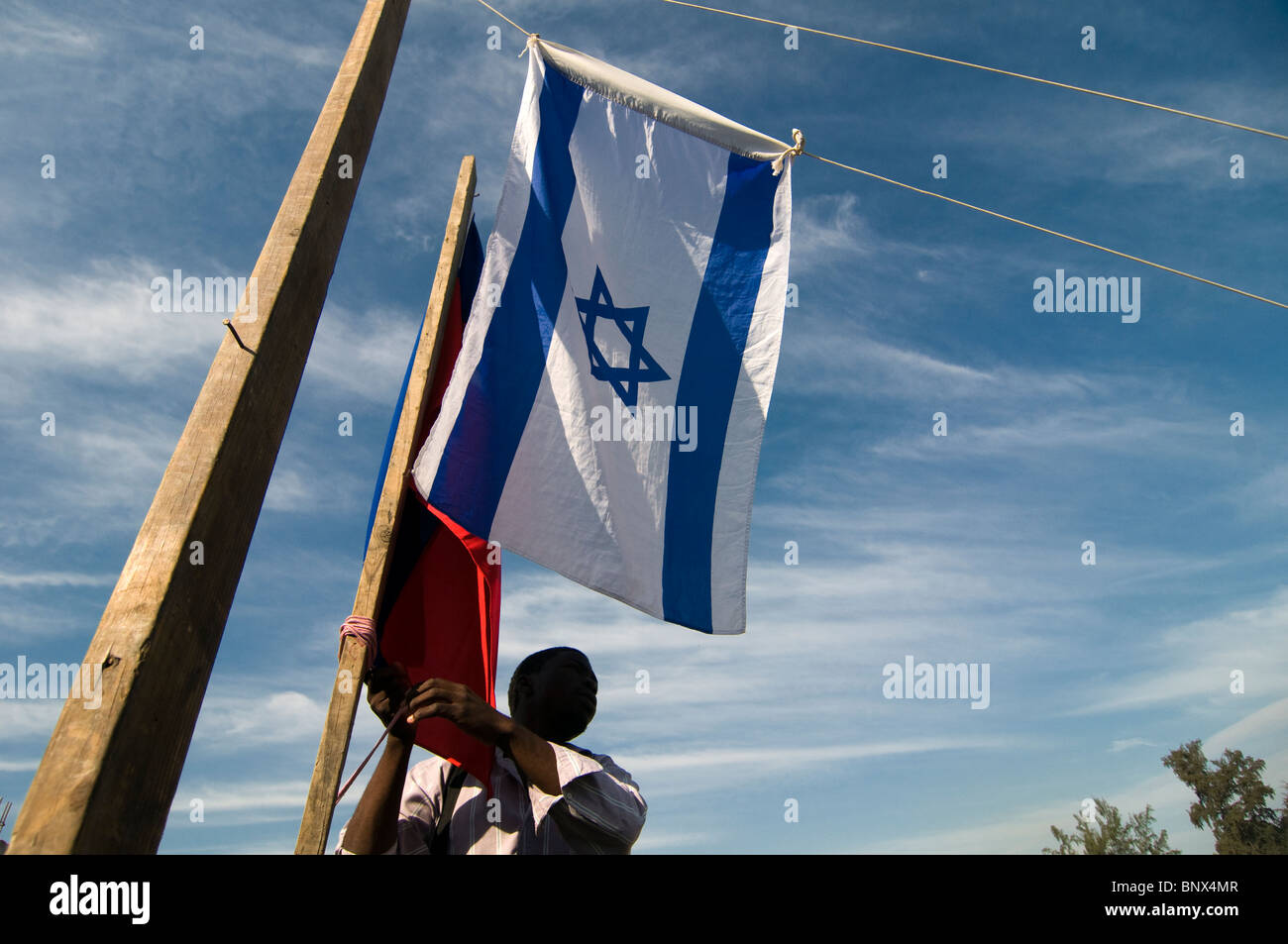 Afrikanische Asylbewerber mit der israelischen Nationalflagge Stockfoto