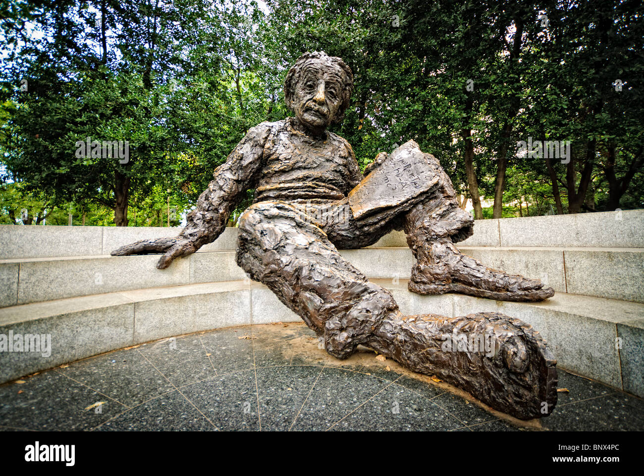 Albert Einstein Memorial Statue Washington DC // WASHINGTON DC – die Albert Einstein Memorial Statue befindet sich auf dem Gelände der National Academy of Sciences neben der National Mall. Die 12 Fuß hohe Bronzeskulptur von Robert Berks wurde 1979 anlässlich des hundertjährigen Geburtstages Einsteins enthüllt. Die Gedenkstätte zeigt Einstein, der Schriften mit mathematischen Gleichungen hält, die seine bedeutendsten wissenschaftlichen Beiträge repräsentieren. Stockfoto