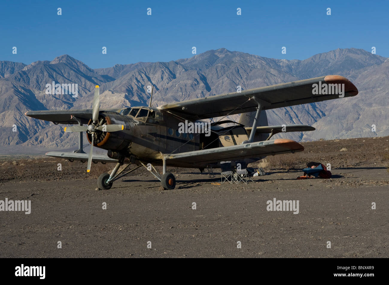 Antonov AN-2 Doppeldecker parkte am Hähnchen Streifen Saline Valley Death Valley Nationalpark Kalifornien in der Nähe von heißen Quellen Stockfoto