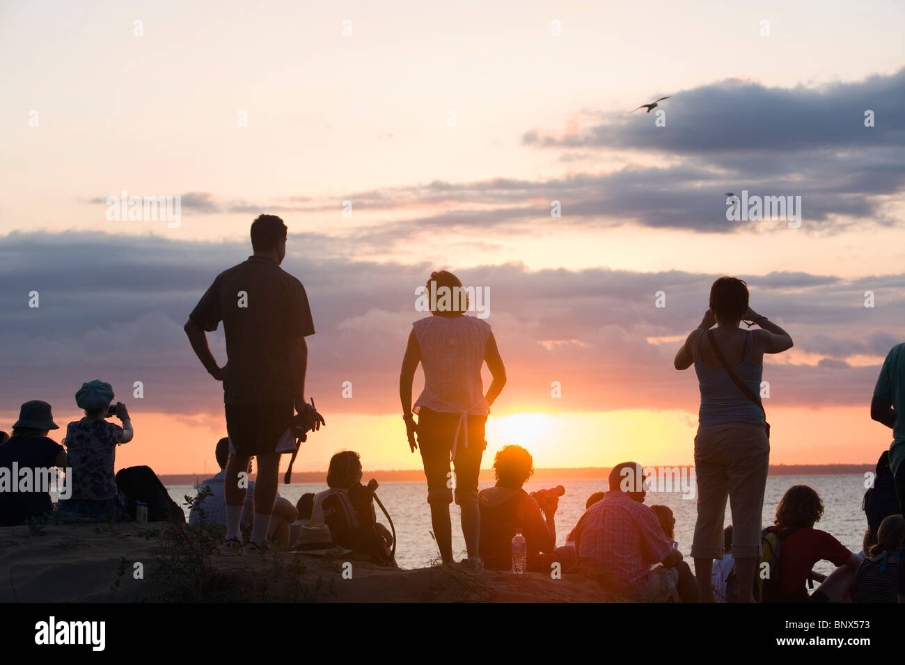 Kundenansturm am Mindil Beach um den Sonnenuntergang zu beobachten. Darwin, Northern Territory, Australien. Stockfoto