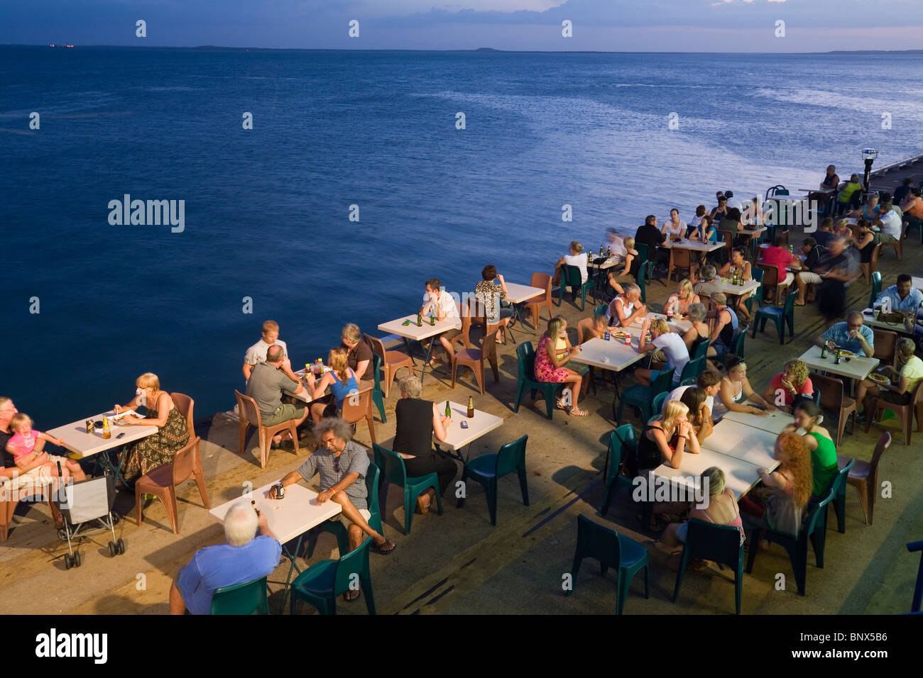 Waterfront dining am Stokes Hill Wharf. Wharf Precinct, Darwin, Northern Territory, Australien. Stockfoto