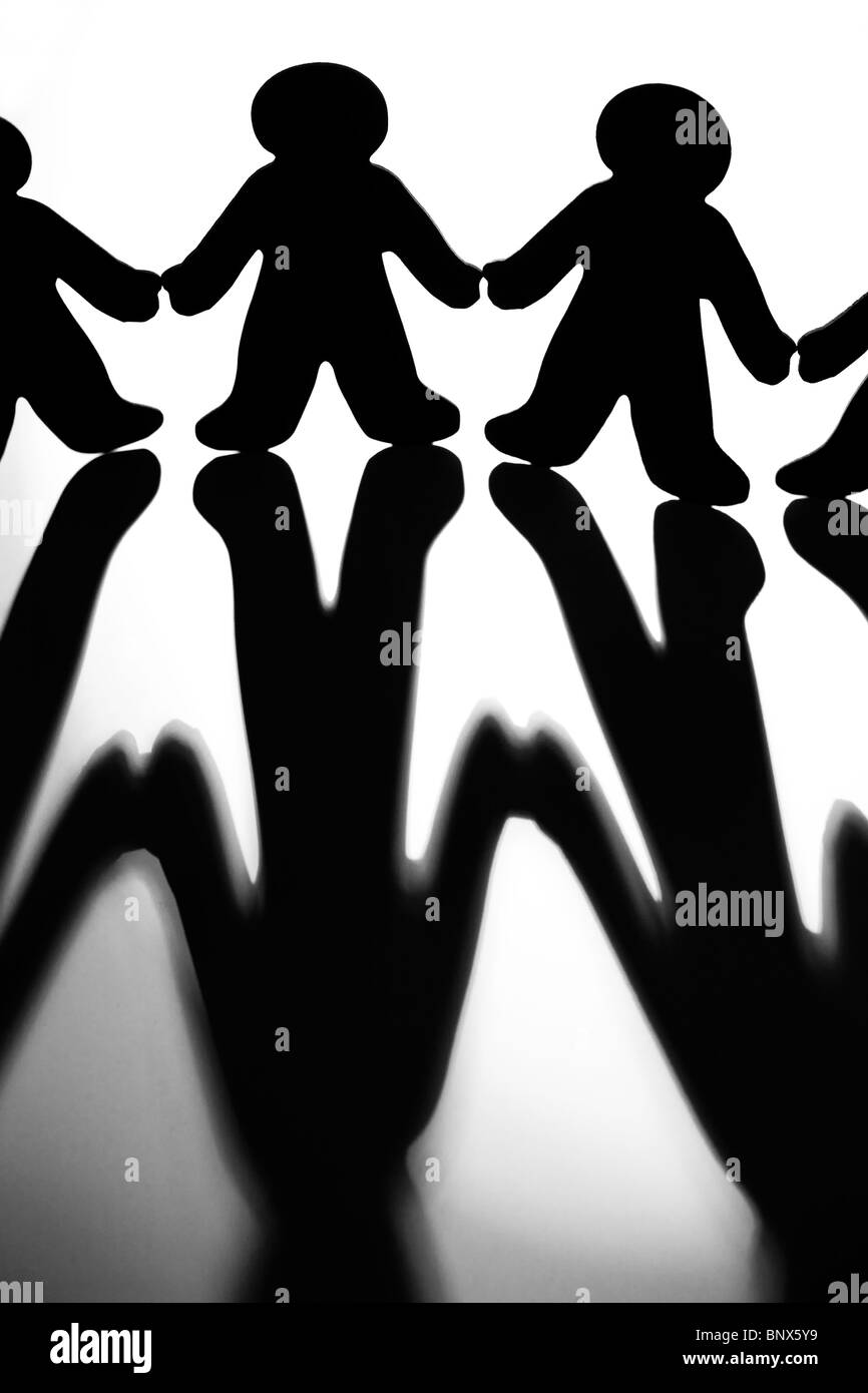 Schwarz / weiß Bild silhouettenhafte Figuren verbinden Hände veranschaulichen Konzept der Unterstützung und Zusammenarbeit Stockfoto
