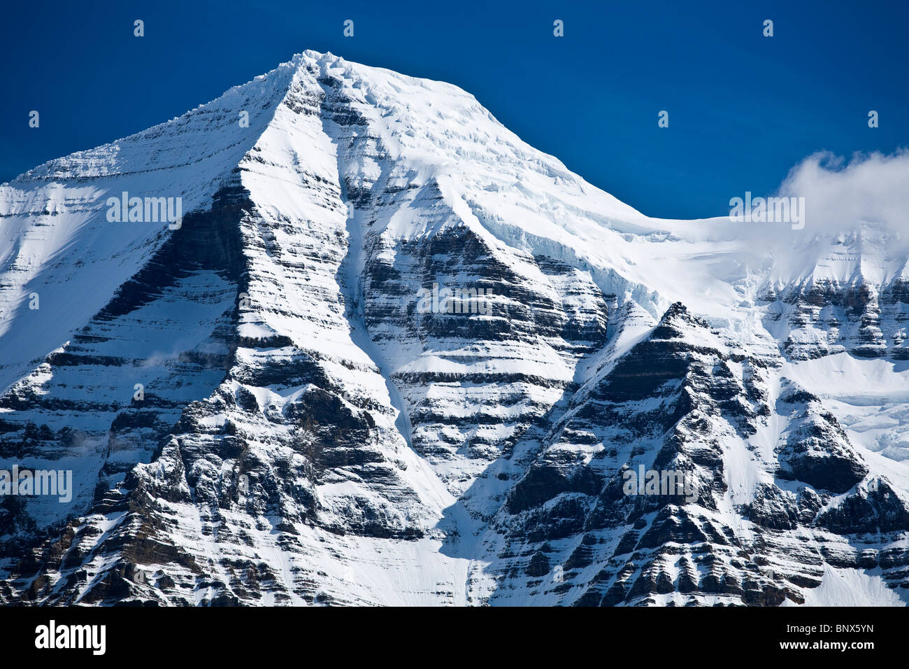 Mt Robson 3954m der höchste Punkt in den kanadischen Rocky Mountains von der Yellowhead Highway BC Kanada betrachtet Stockfoto