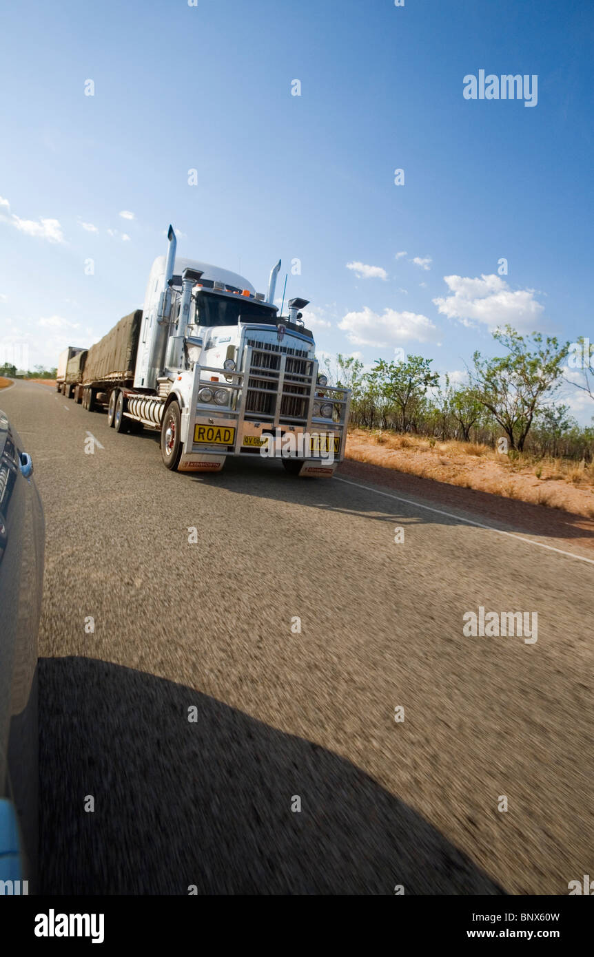 Sattelzug auf der Autobahn, in der Nähe von Darwin, Northern Territory, Australien. Stockfoto