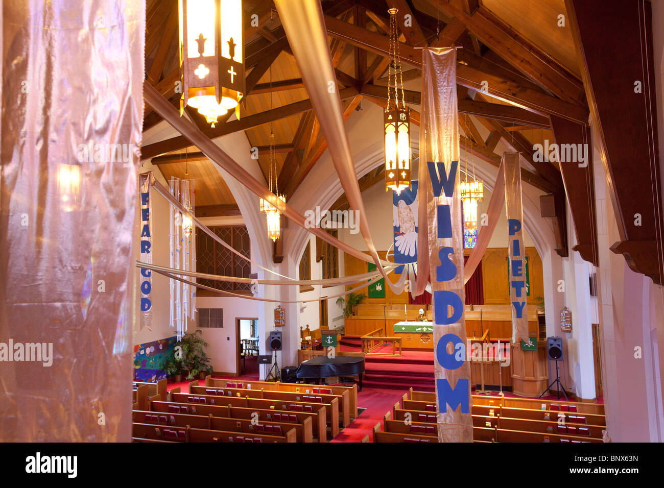 Ferndale, Michigan - Banner für Pfingsten in Zion Lutheran Church Heiligtum hängen. Stockfoto