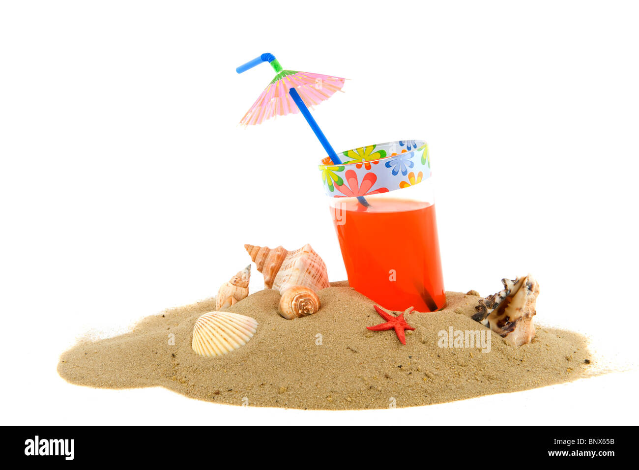 Strand mit Limonade und Muscheln im Sommer Stockfoto