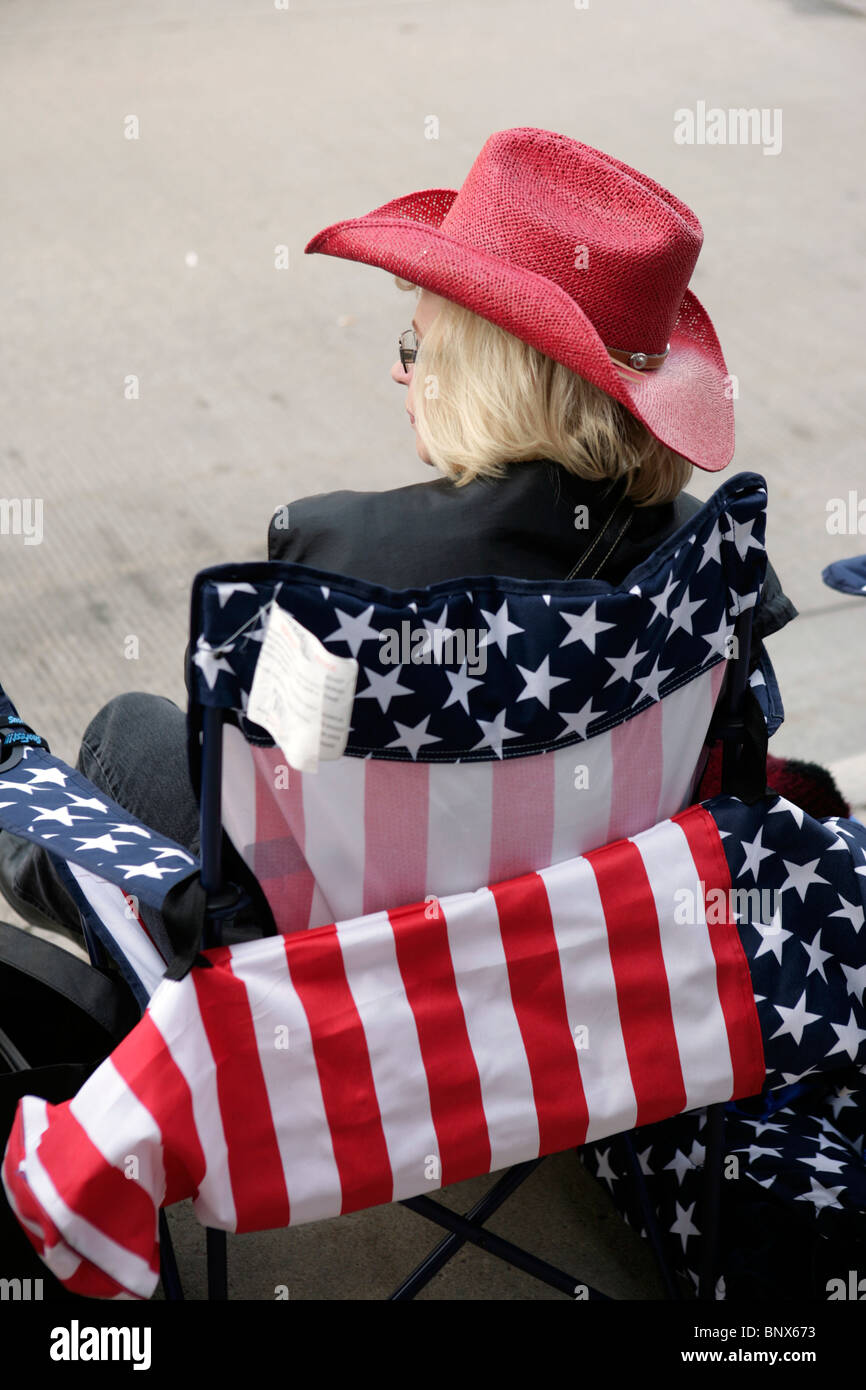 Frau wartet für die Parade in der Innenstadt von Cheyenne, Wyoming, während die jährliche Feier der Frontier Days. Stockfoto
