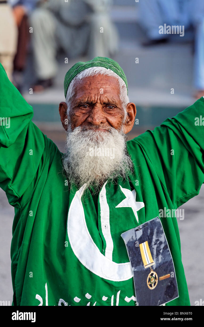 Pakistan - Punjab - Wagah - pakistanischen Cheerleader während der Indien-Pakistan Grenze Abschlussfeier Stockfoto