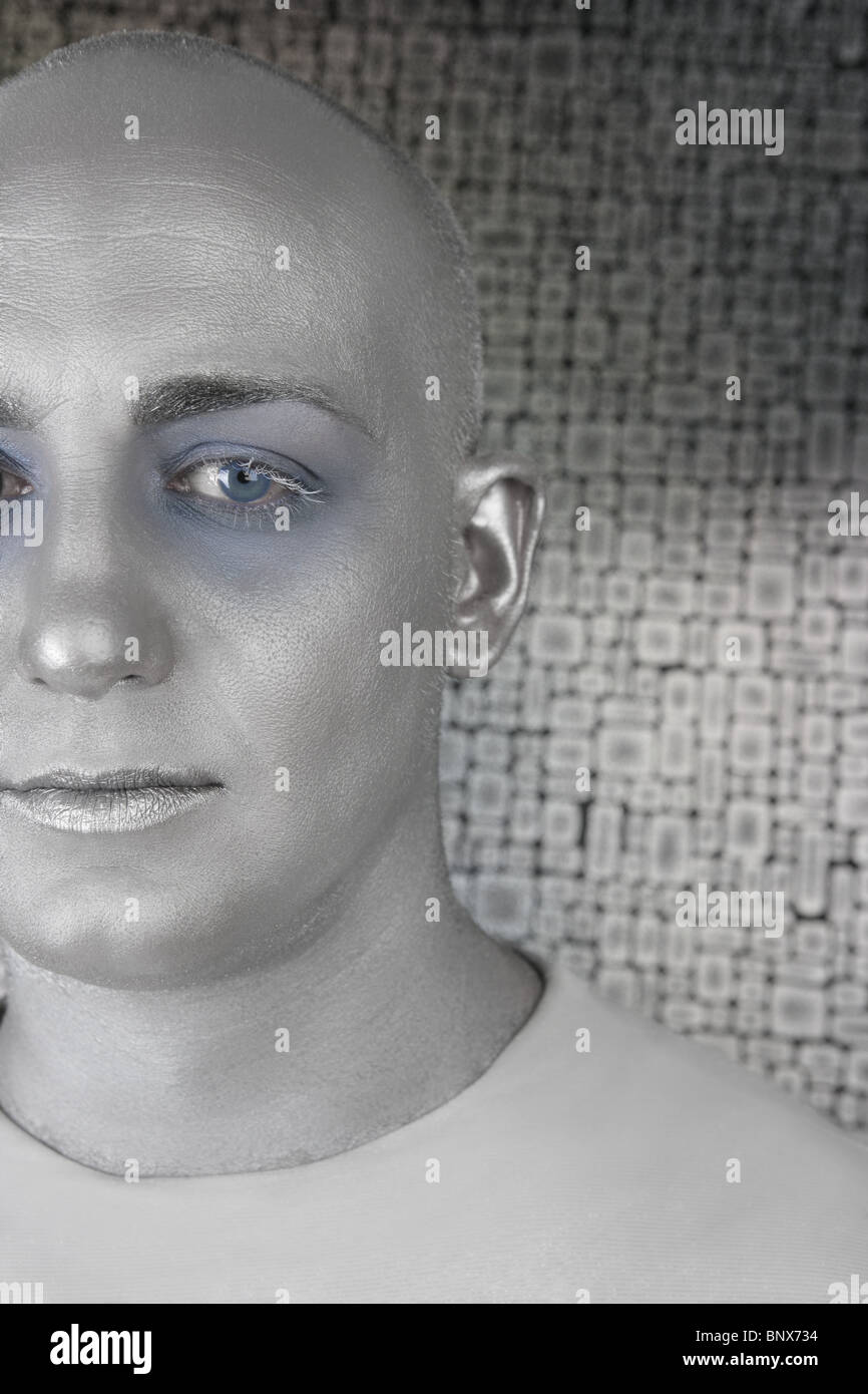 fremden Mann Porträt futuristische Silberhaut außerirdischen Raum Metapher Stockfoto