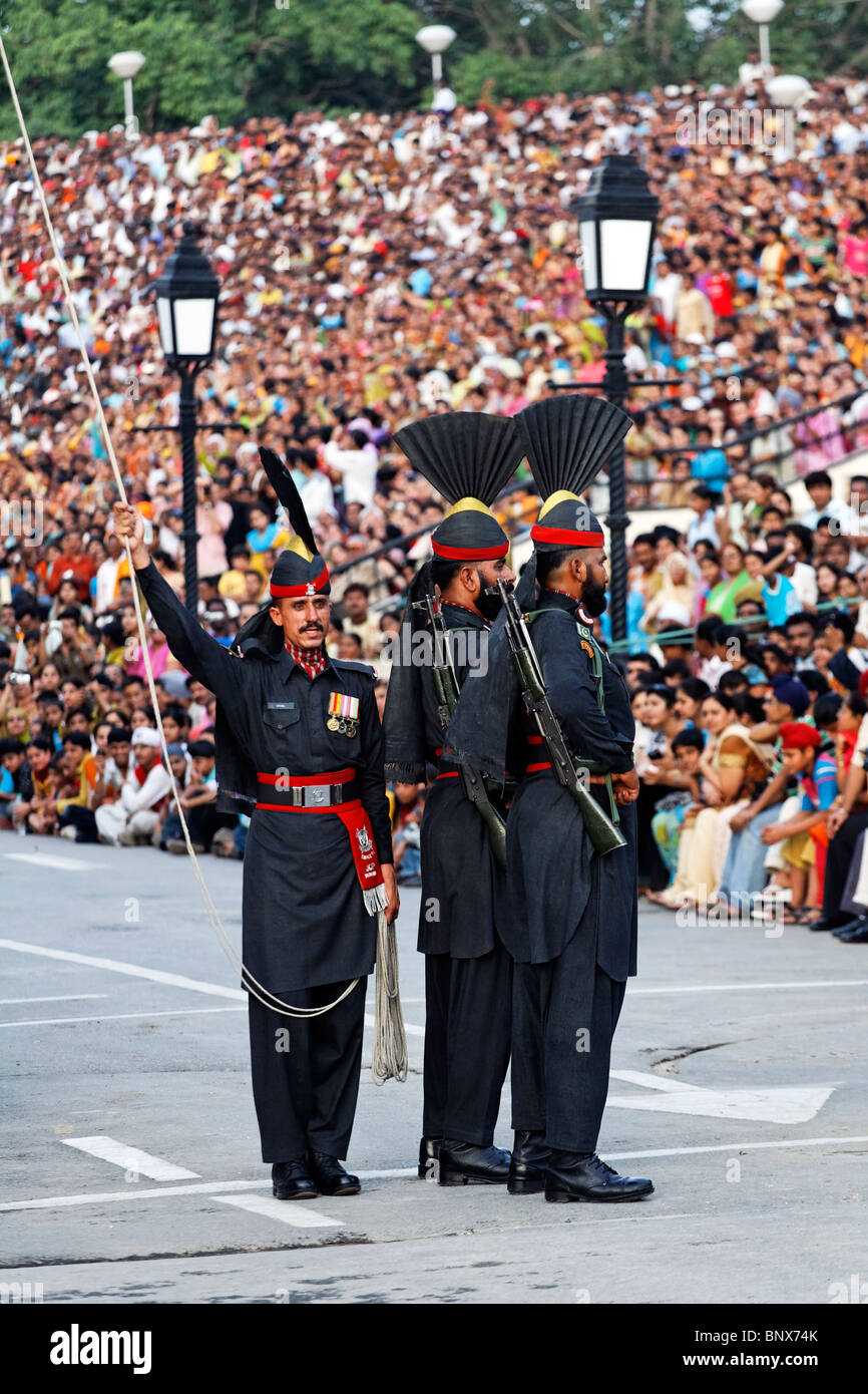 Pakistan - Punjab - Wagah - pakistanische Grenzsoldaten ...