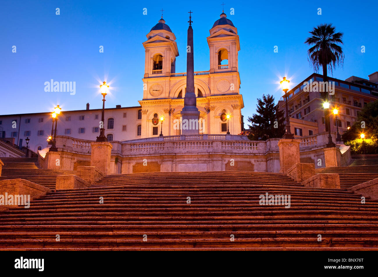 Kurz vor der Morgendämmerung an der spanischen Treppe mit Trinità dei Monti über Lazio Rom Italien Stockfoto