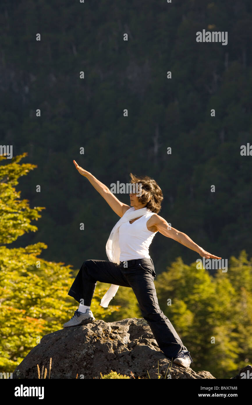 66 Jahre alte Frau, die Bewegung in den Bergen Stockfoto