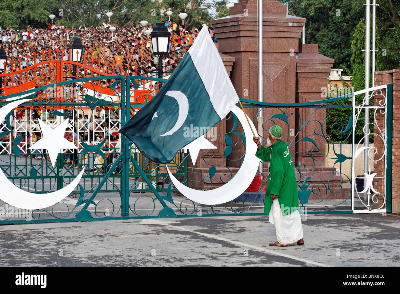 Pakistan - Punjab - Wagah - pakistanischen Cheerleader während der Indien-Pakistan Grenze Abschlussfeier Stockfoto