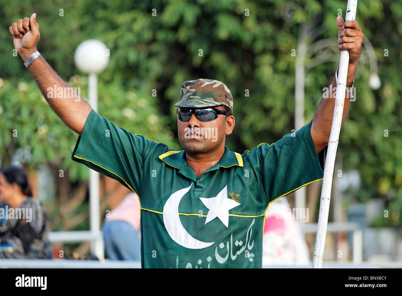 Pakistan - Punjab - Wagah - pakistanischen Cheerleader während der Indien-Pakistan Grenze Abschlussfeier Stockfoto