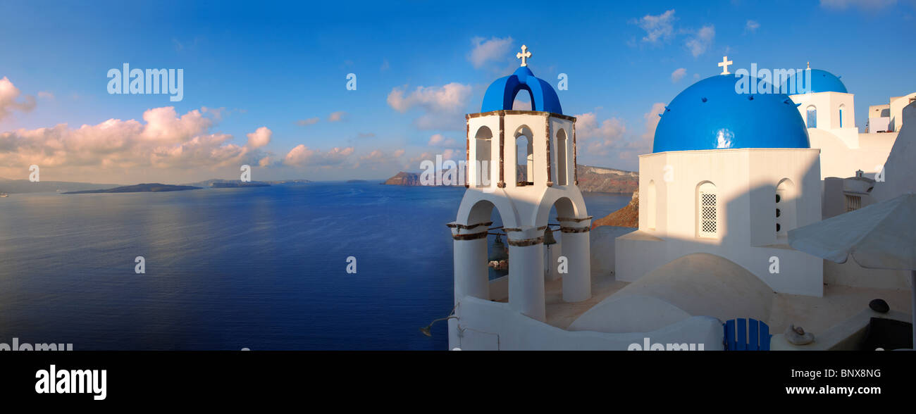Oia (Ia) Santorini - Blaue Kuppel byzantinischen Kirchen, Orthodax - Griechische Inseln der Kykladen - Panoramablick Stockfoto