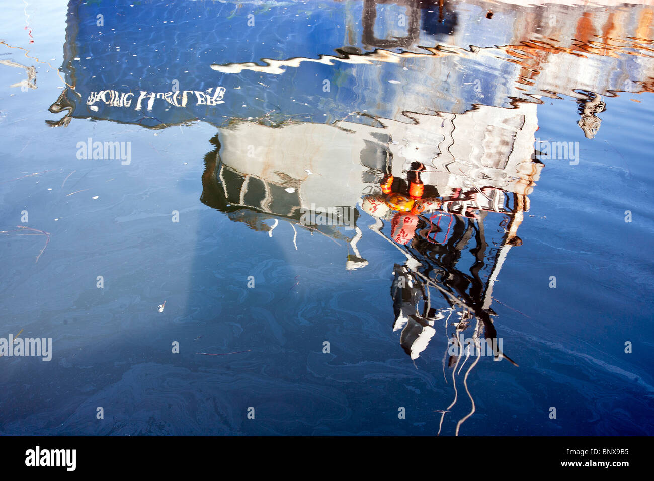 schöne schwankenden Reflexion des Bootes in Öl gestreift Wasser von Squalicum Hafen Bellingham Washington Stockfoto