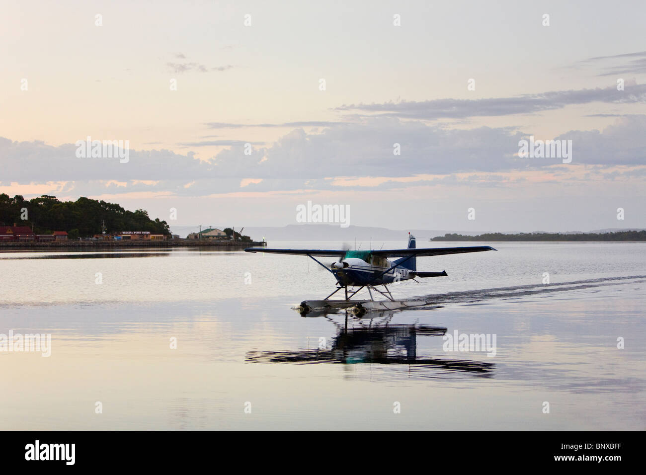 Ein Wasserflugzeug taxis für den Start im Hafen von Macquarie. Strahan, Tasmanien, Australien Stockfoto