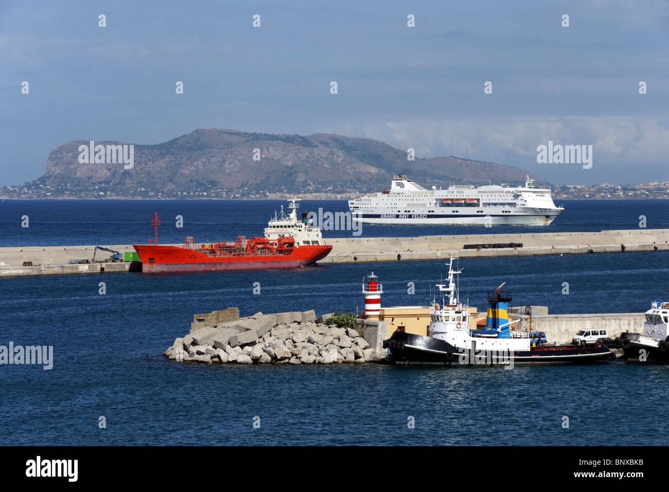Grandi Navi Veloci Passagier- und Autofähre fantastische nahenden Palermo Hafen auf Sizilien in Italien Stockfoto