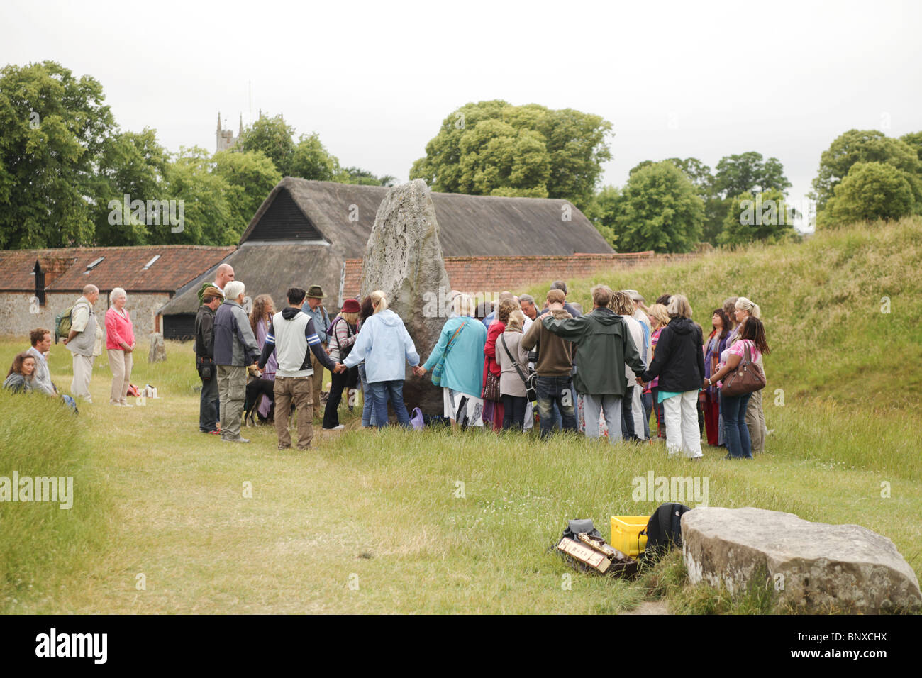 Halten Hände an die Menhire in Avebury Stockfoto