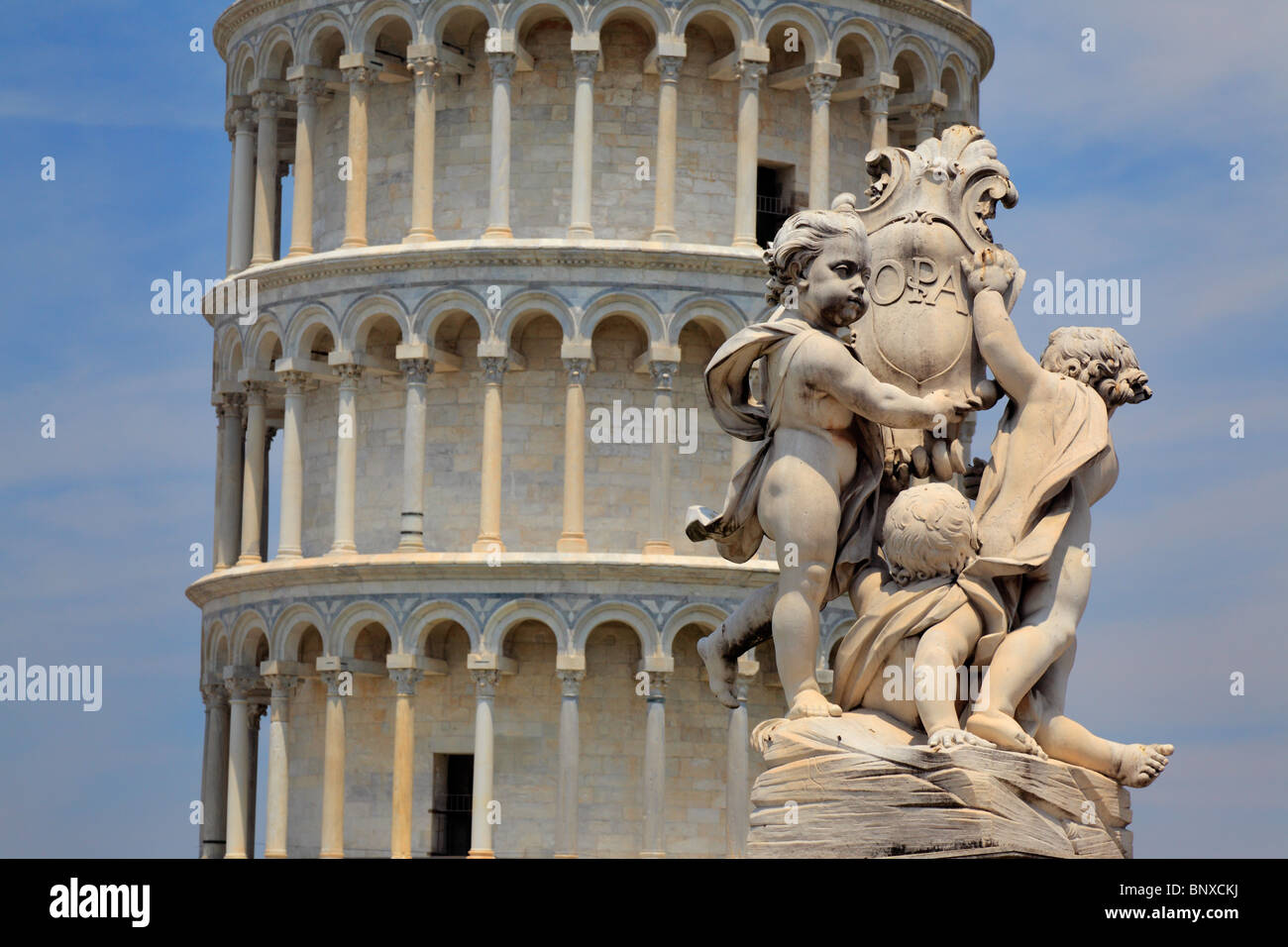 Der schiefe Turm in Pisa am oberen Rand einen nahe gelegenen Brunnen im Vordergrund Stockfoto