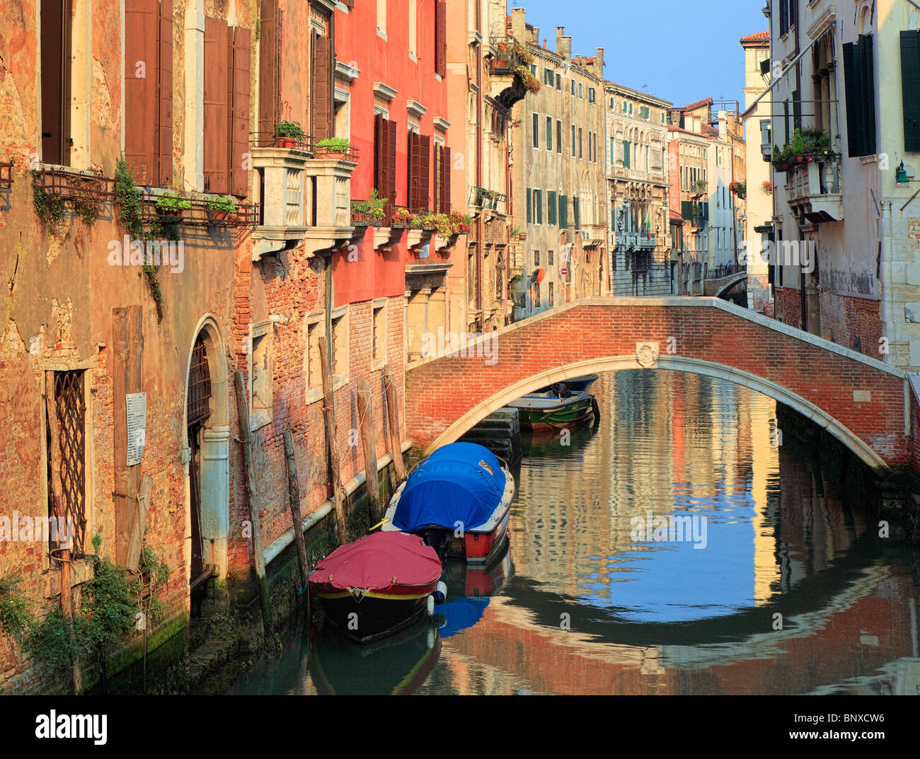 Brücke und Gebäude in Venedig, reflektiert in einem kleinen Kanal Stockfoto