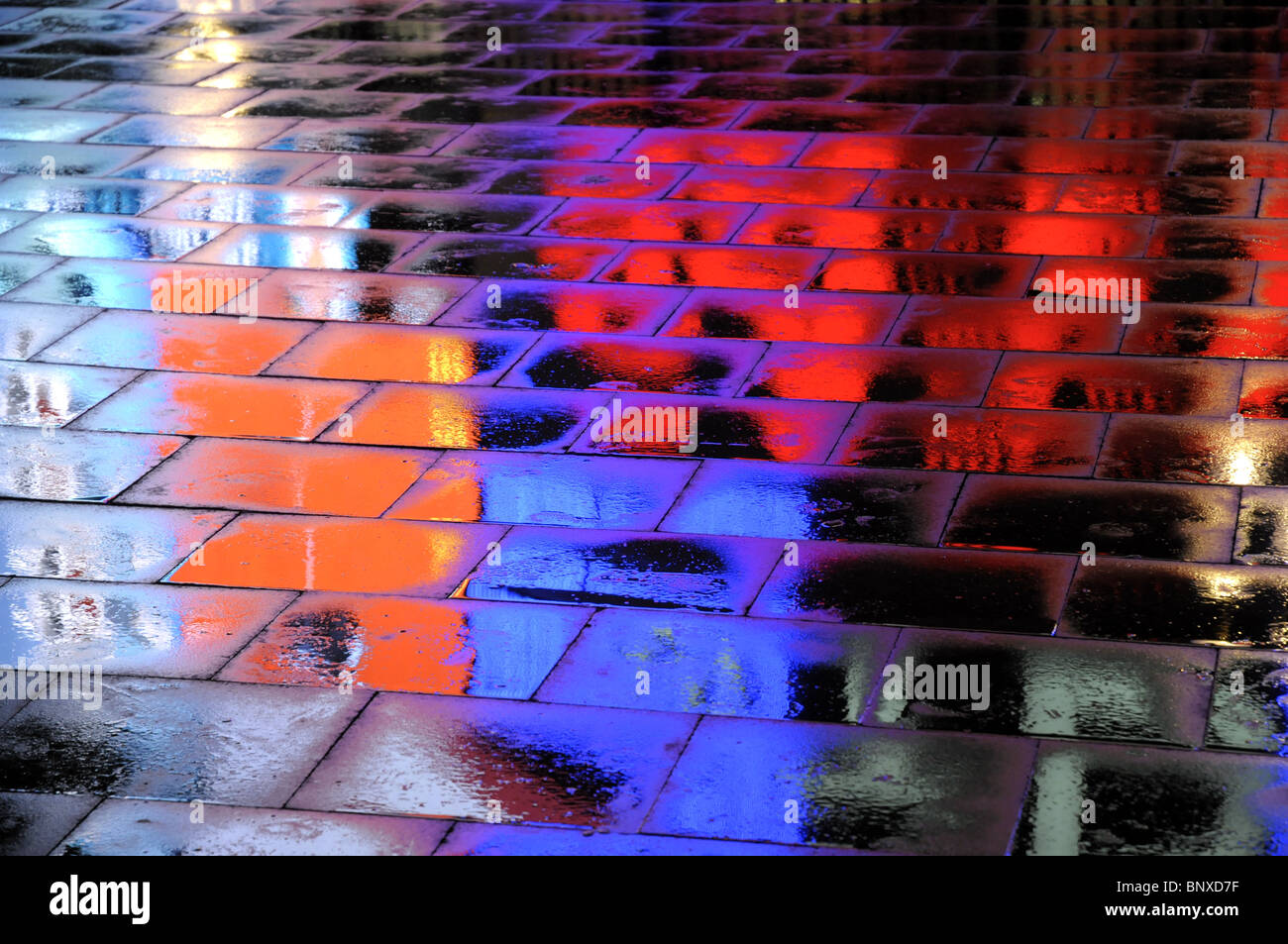 Reflexionen der Neonlichter auf dem Bürgersteig nach Regen In Piccadilly Circus London Stockfoto
