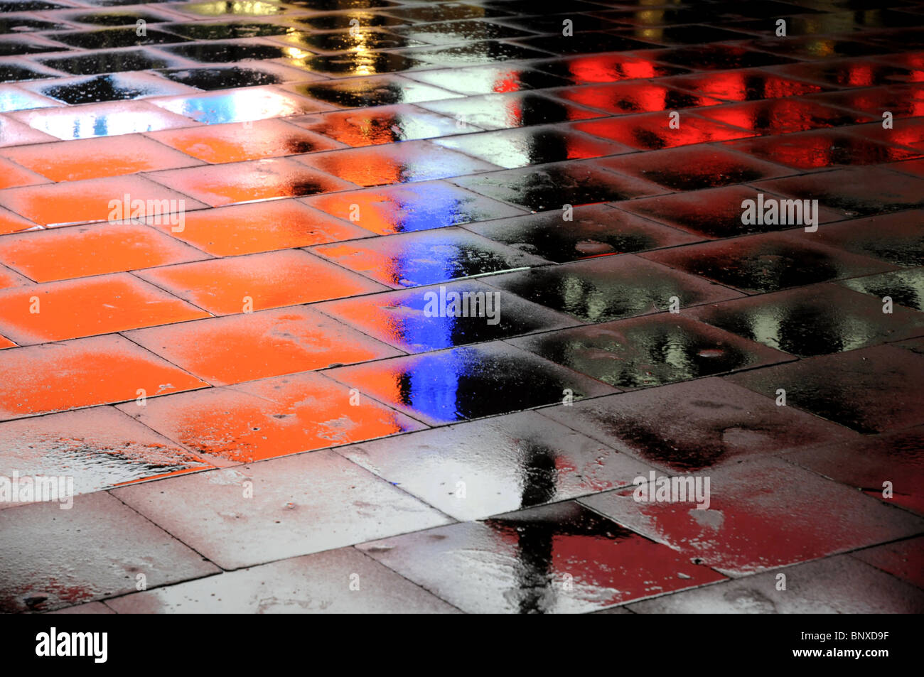 Reflexionen der Neonlichter auf dem Bürgersteig nach Regen In Piccadilly Circus London Stockfoto