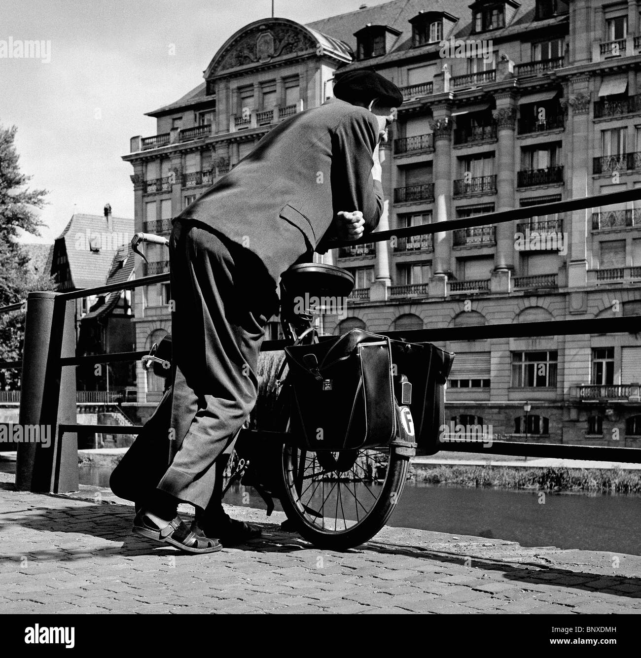 FRANZOSE AUF EINER BRÜCKE IN STRAßBURG Stockfoto