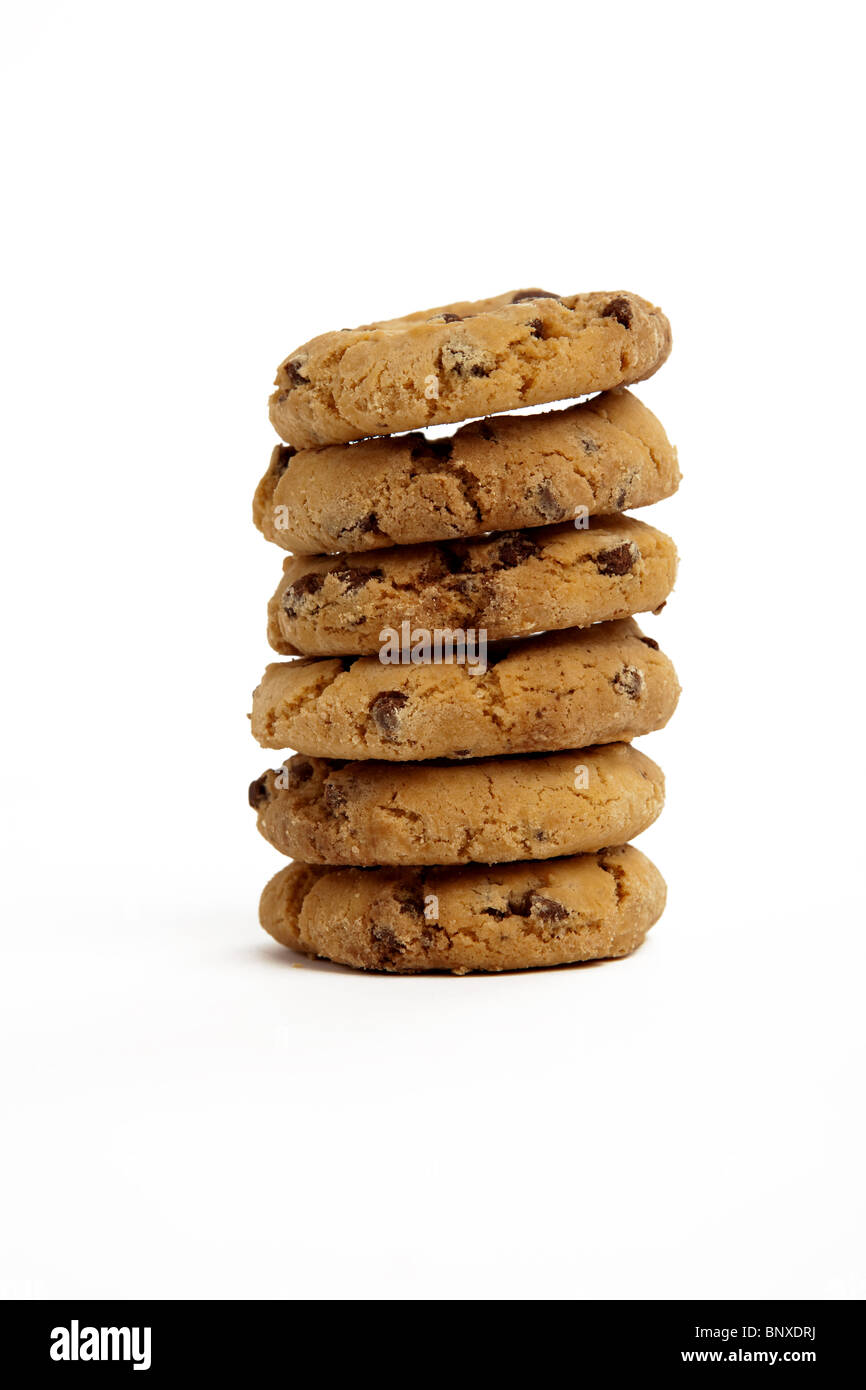 Chocolate Chip Cookies in einem Stapel auf einem weißen Hintergrund isoliert Stockfoto