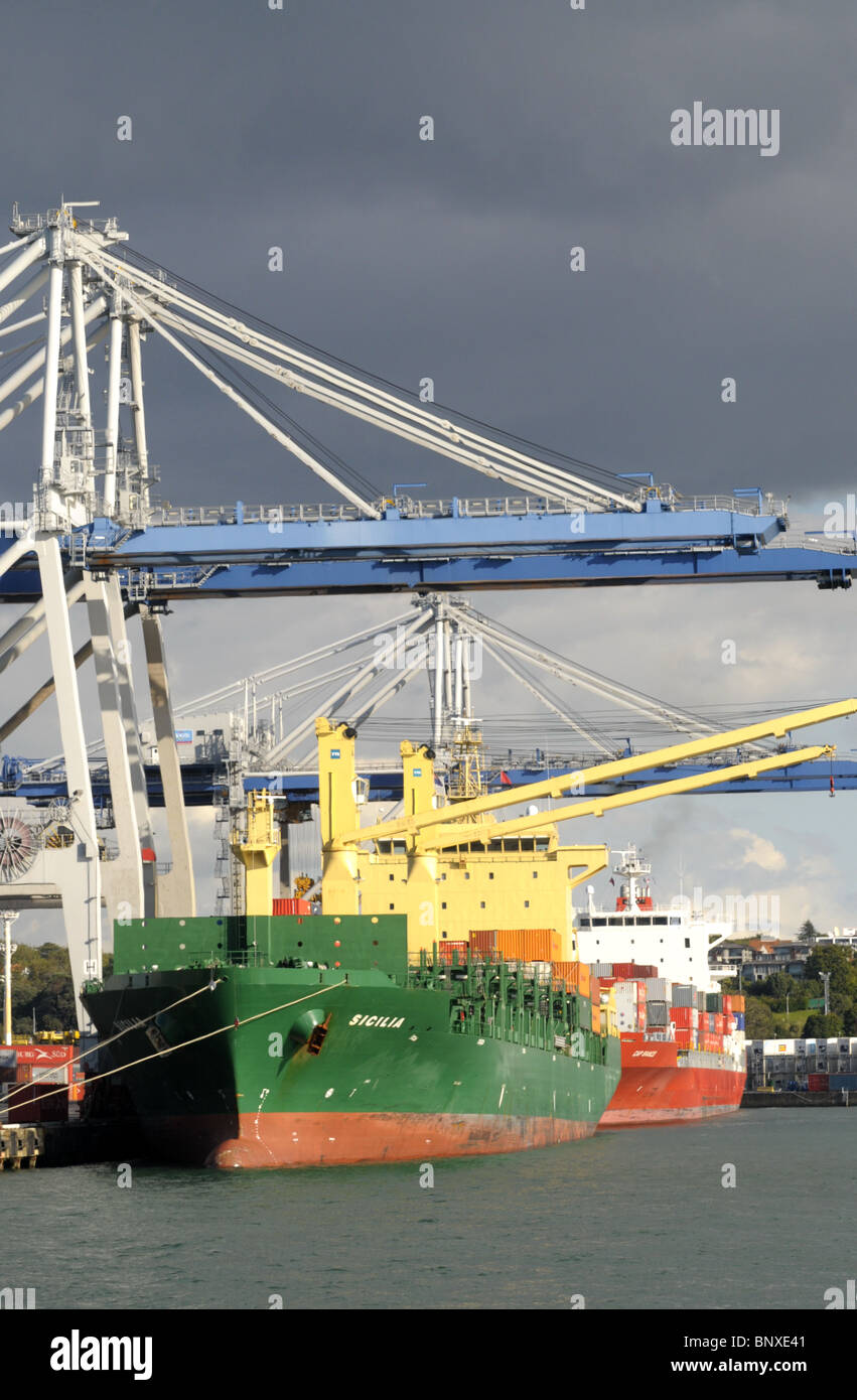 Handelsschiffe In Auckland Neuseeland Stockfoto