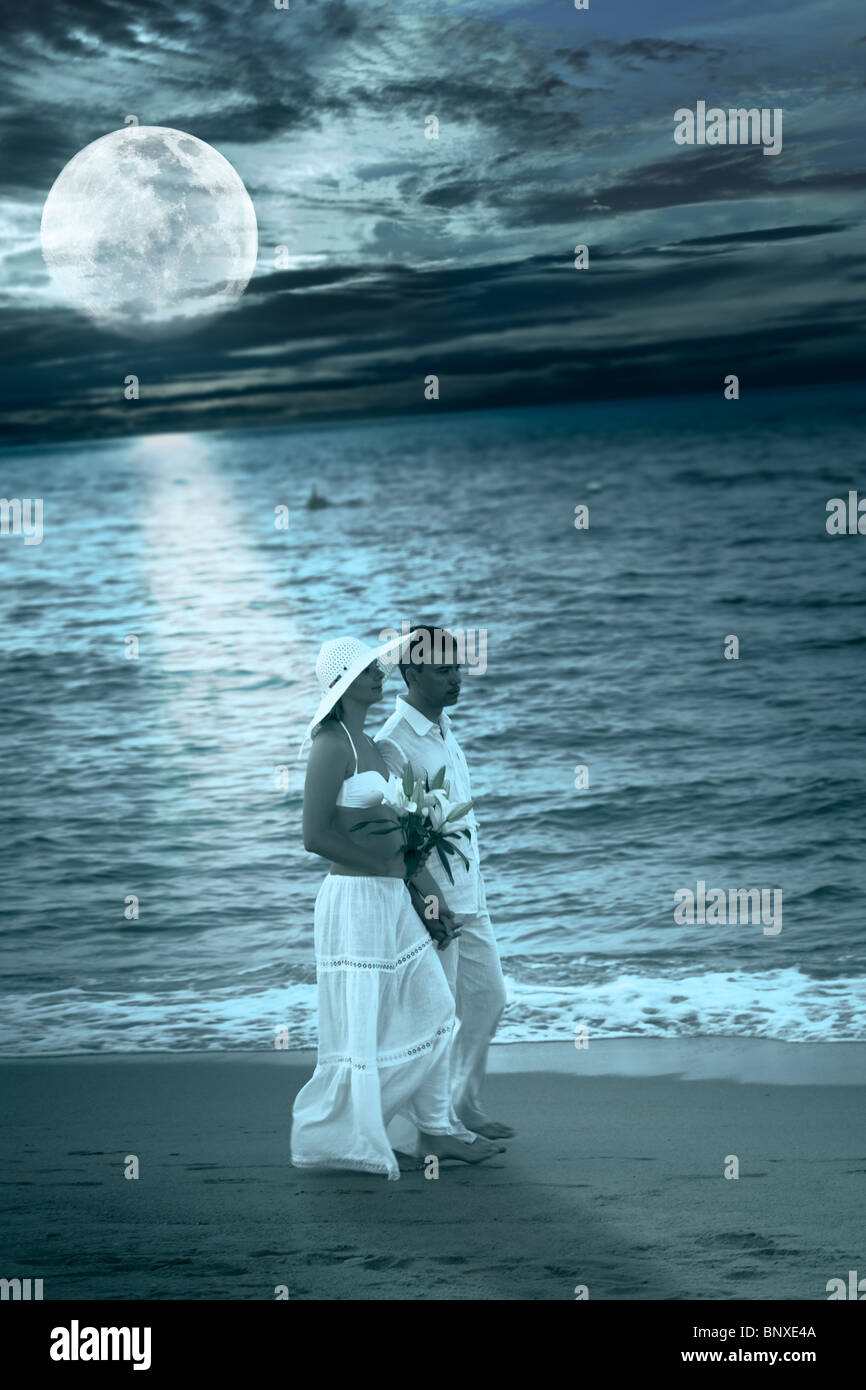 Romantische Paare Die In Der Nahe Von Meer In Der Nacht Stockfotografie Alamy