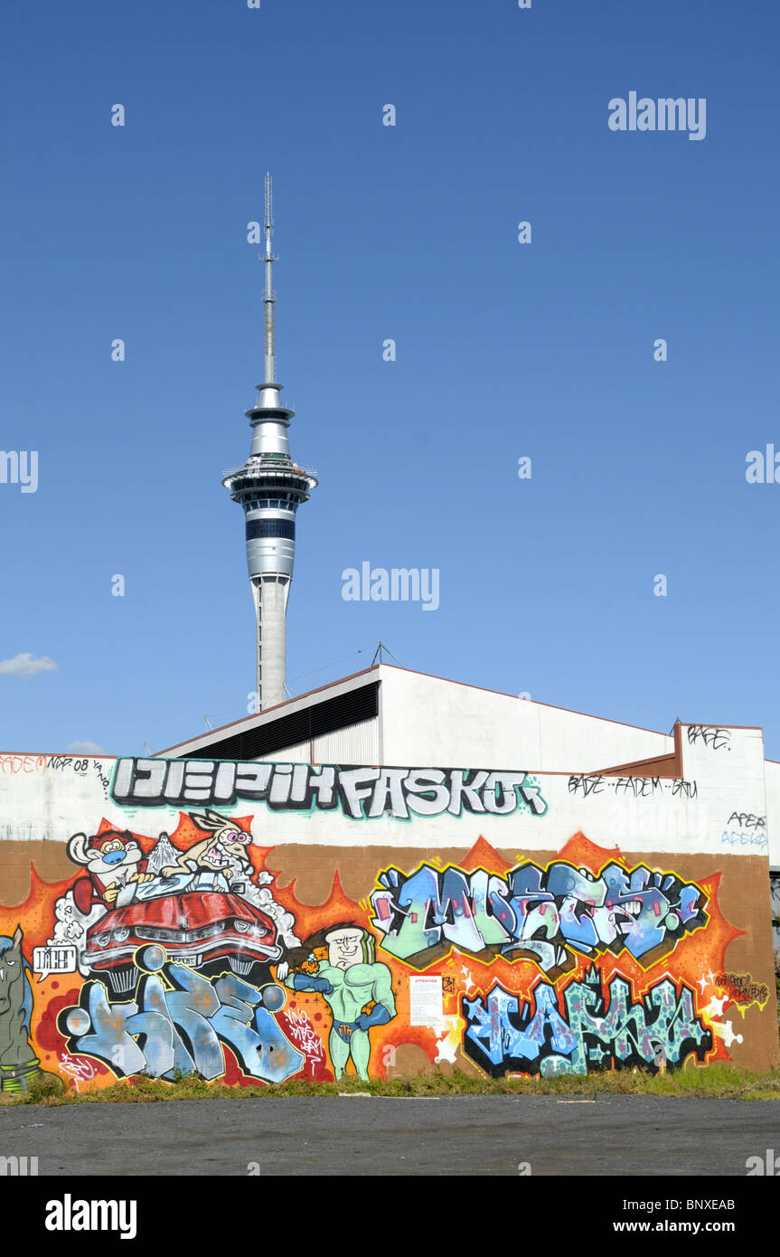 Graffiti und der Skytower In Auckland Neuseeland Stockfoto