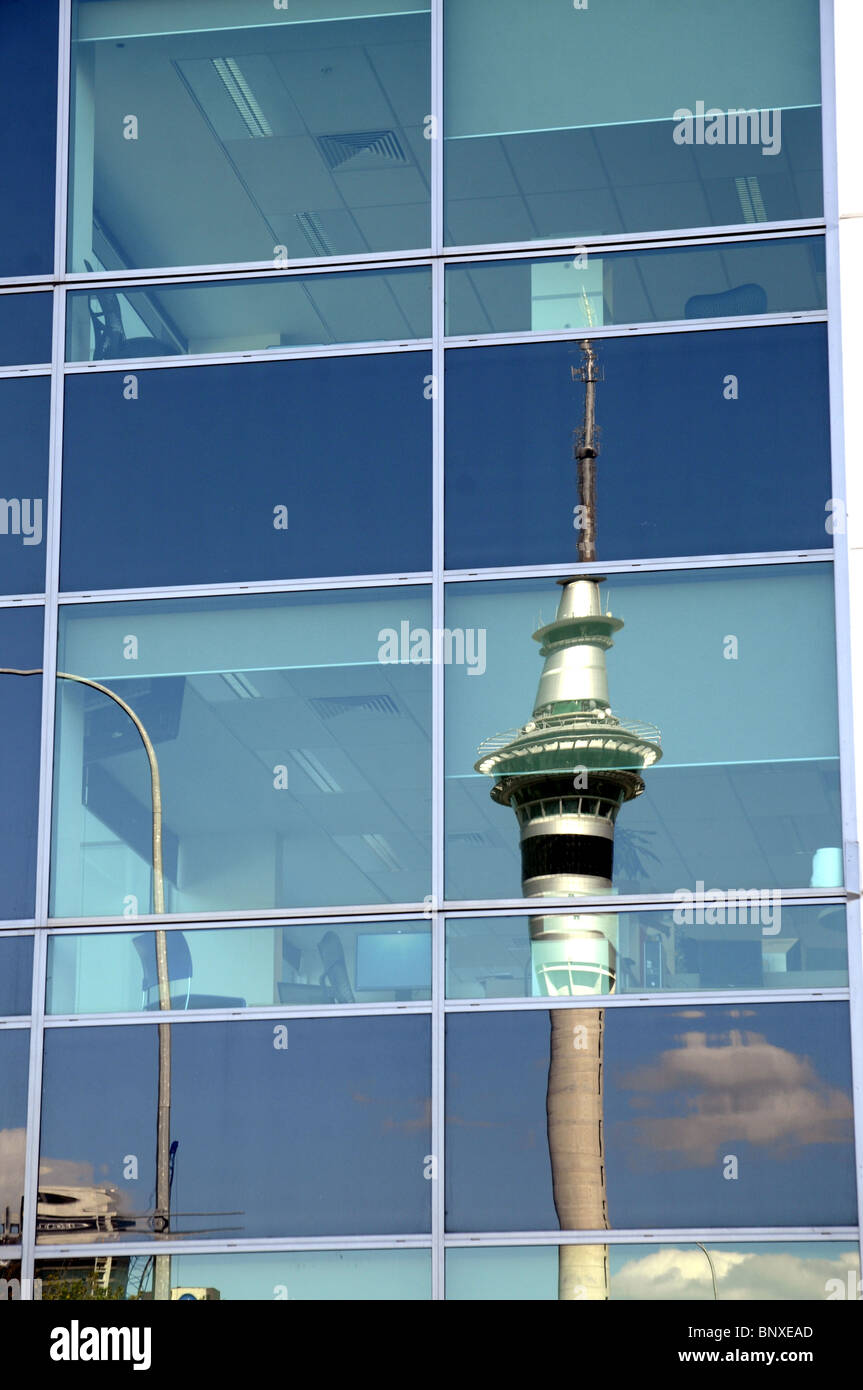 Der Skytower spiegelt sich In einem Glas Fronted Gebäude In Auckland Neuseeland Stockfoto
