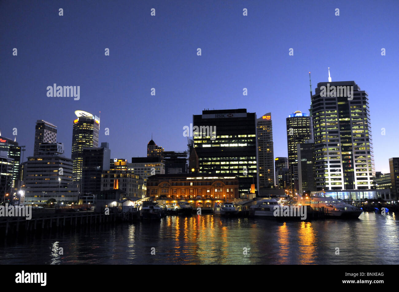 City Skyline bei Sonnenuntergang In Auckland Neuseeland Stockfoto