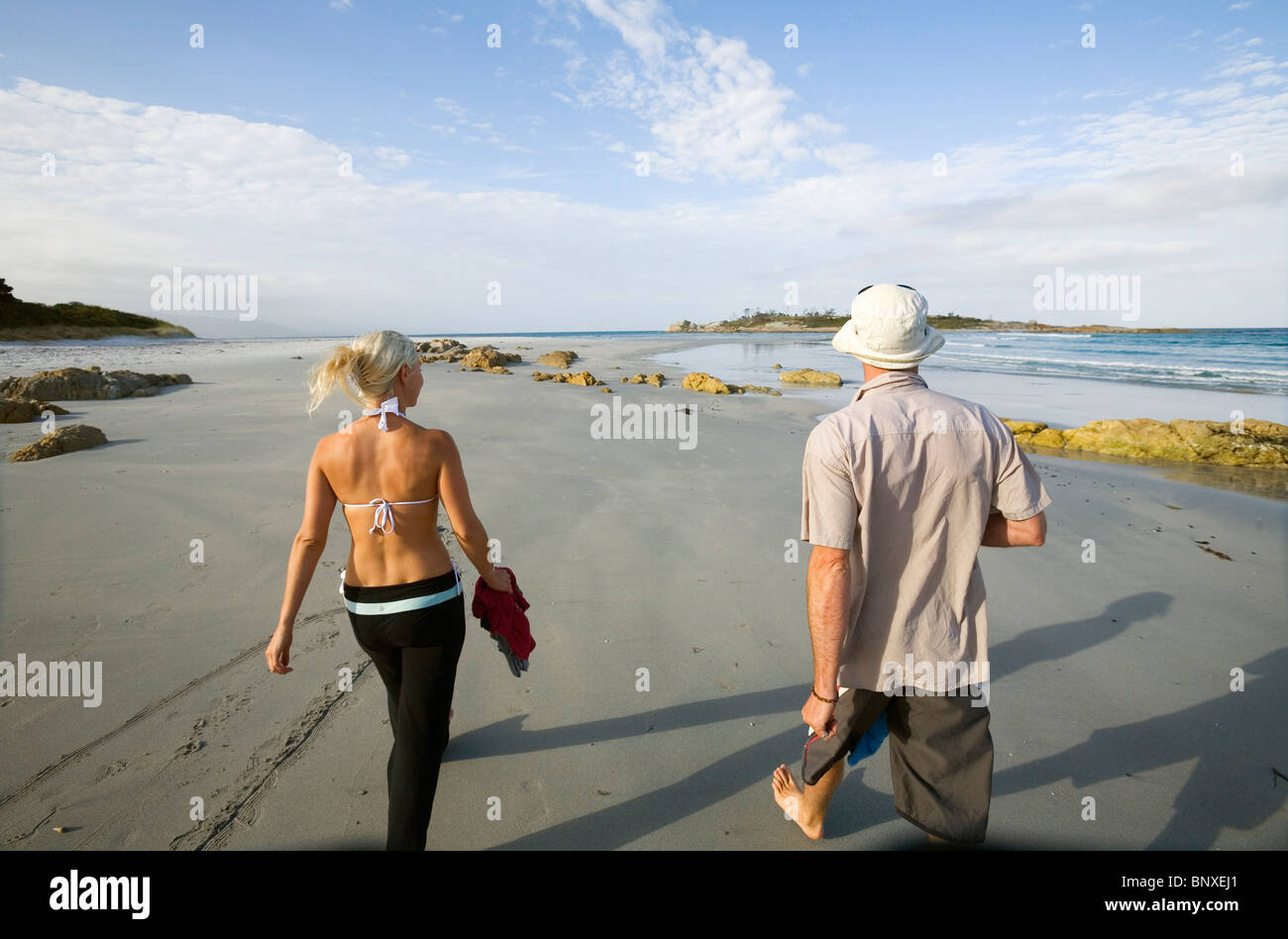 Ein paar Spaziergang Redbill Strand. Bicheno, Tasmanien, Australien Stockfoto