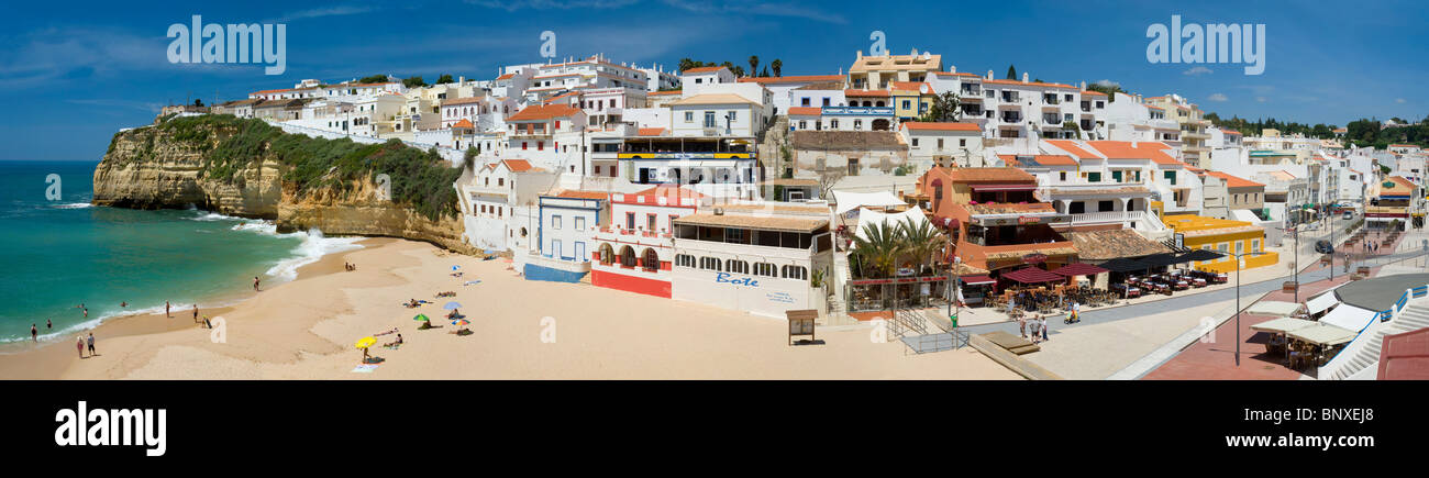 Portugal, Algarve, Praia Do Carvoeiro Dorf und Strand im Frühjahr Stockfoto