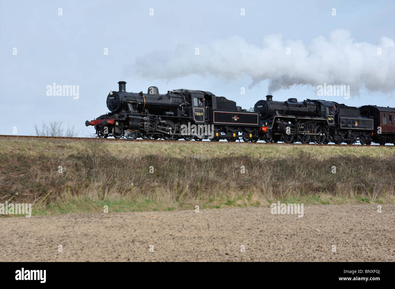 Erhaltene Dampf - BR Standard Klassen Nos.78019 und 76079 auf die North Norfolk Railway, England, UK Stockfoto