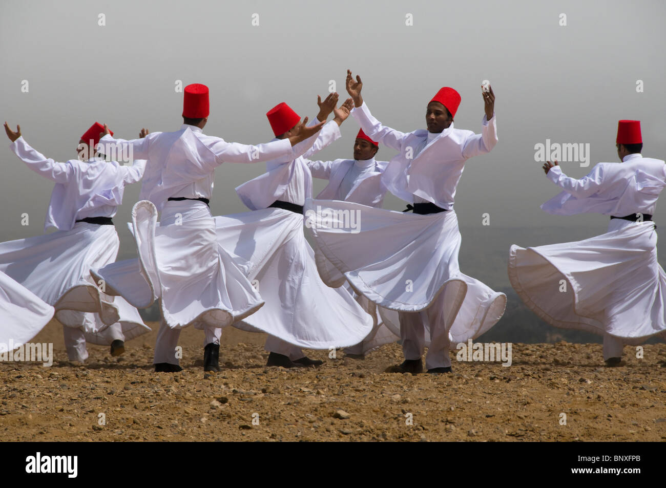 wirbelnden Derwisch Sufi-Tänzer in Bewegung auf dem Plateau von Gizeh bei Kairo Ägypten Stockfoto