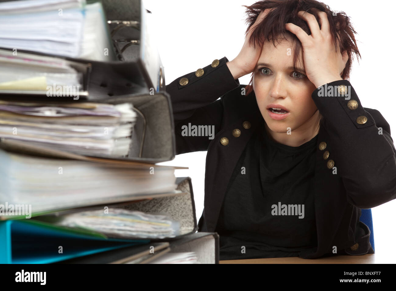 Arbeiter an ihrem Schreibtisch mit Dateien auf weißem Hintergrund isoliert gestresst Stockfoto