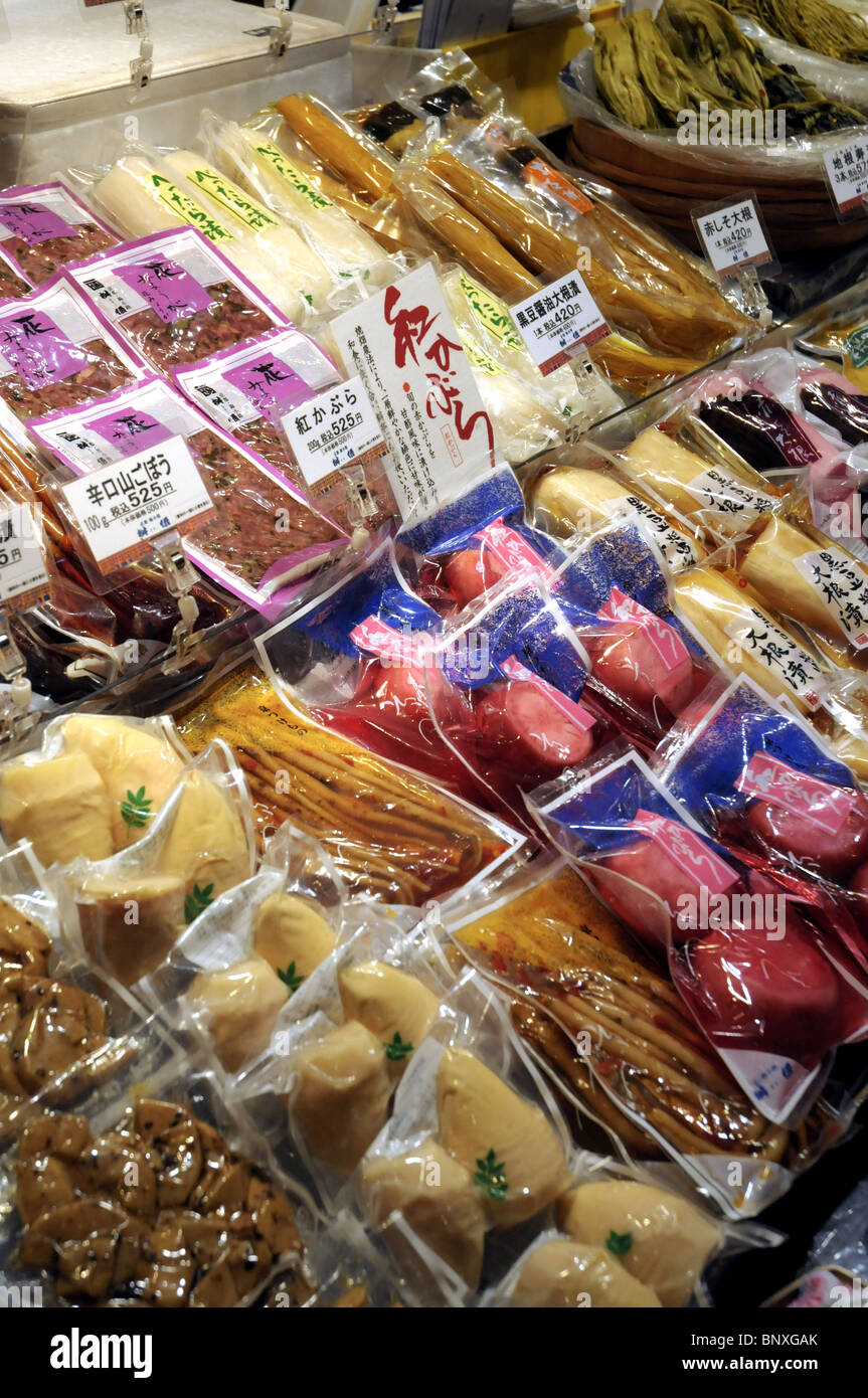 Gurken auf einem Stand auf dem Lebensmittelmarkt Nishiki Street In Kyoto Japan Stockfoto
