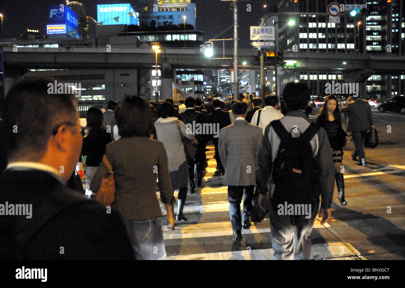 Gehaltsempfänger nach Hause nach der Arbeit In Osaka Japan Stockfoto