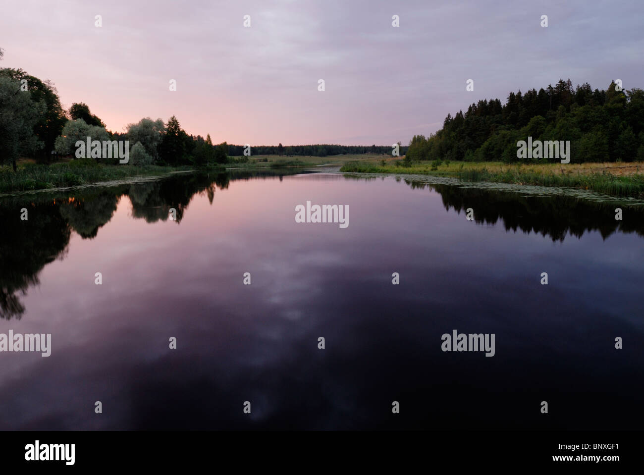 Ruhigen Sommernacht Flussufer Stockfoto