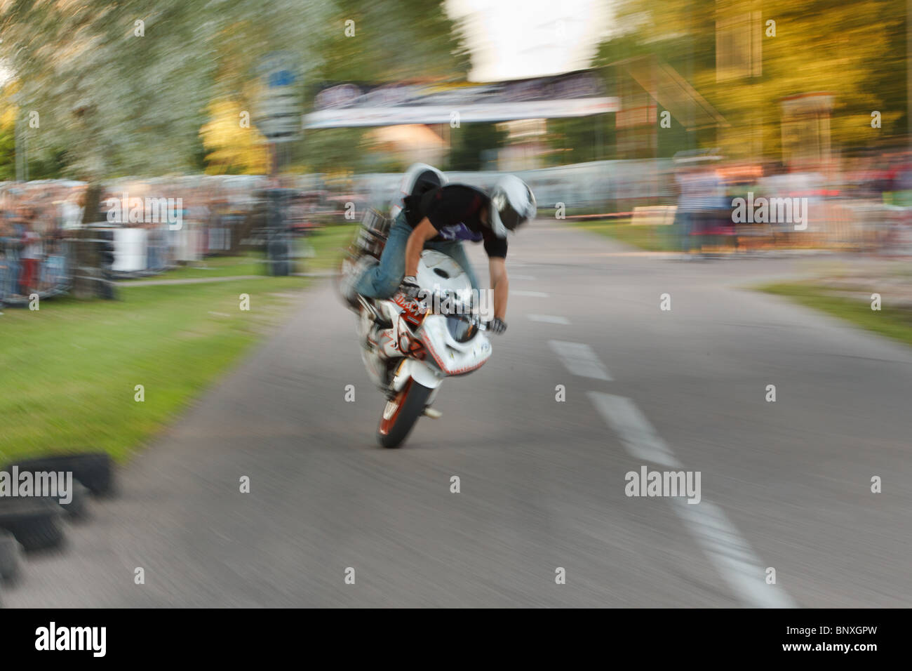 Crazy Motorrad Fahrer Tricks machen Stockfoto